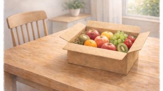 テーブルの上に置かれたフルーツ定期便の箱