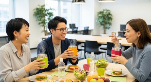 3人の大学生が休憩室でランチをとっている。