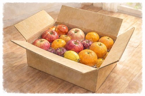 段ボールの中に訳ありフルーツ。