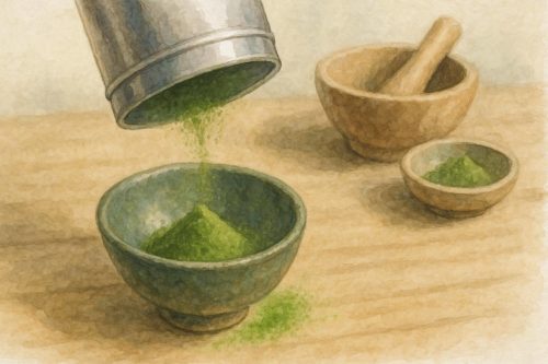 篩缶から器に抹茶が移されている。