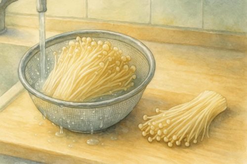 えのきを水洗いしているシーン