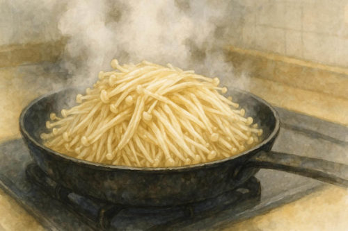 山盛りのえのきをフライパンで調理しているシーン