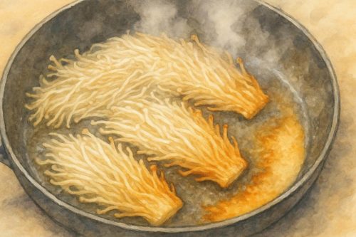 少量の油でえのきを調理しているシーン