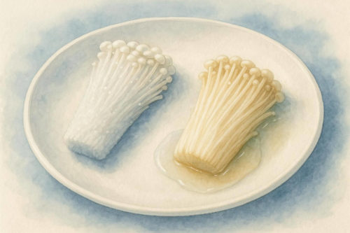 白い皿にのっている2種類のえのき(冷凍されたえのきと、自然解凍で水分が滲み出たえのき)