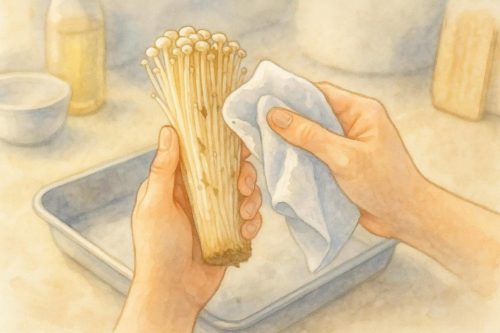 えのきの汚れを濡れた布で拭いているシーン