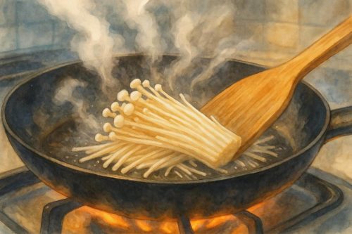 熱したフライパンに冷凍のえのきを入れて炒めているシーン