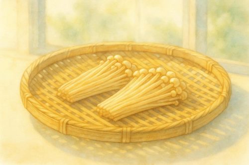 ざるの上にえのきを置いて天日干しをしているシーン