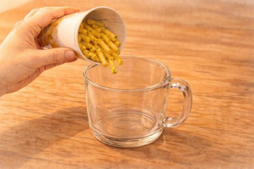 耐熱容器にじゃがりこを入れようとしている