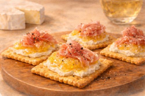 チーズや生ハム、バナナジャムがのったクラッカー