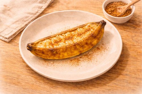 シナモンが振りかけられたホットバナナ