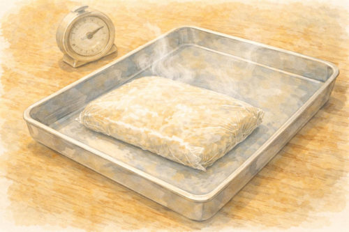 ラップに包んだご飯を金属トレーにのせているシーン