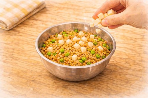 鶏そぼろにプロセスチーズと大豆を入れているシーン