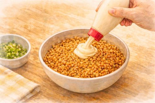 鶏そぼろにマヨネーズを入れているシーン