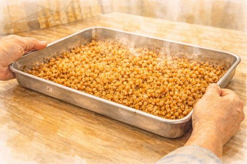 鶏そぼろを金属製パッドに入れて冷やしているシーン