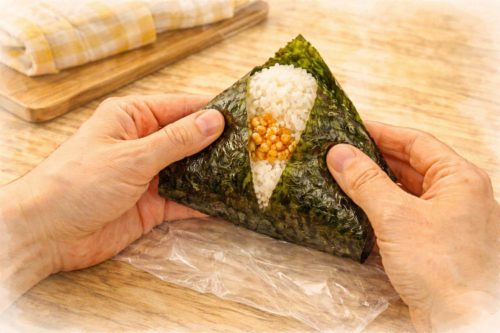 海苔で包まれた鶏そぼろおにぎり